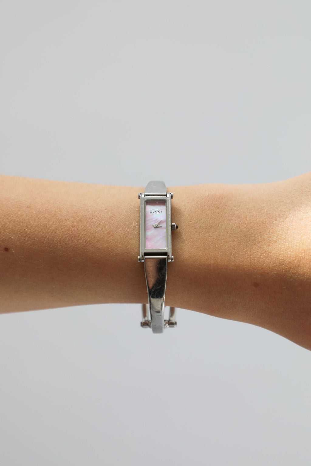 Gucci 1500L Bangle Watch - Silver Band & Pink Pearl Dial