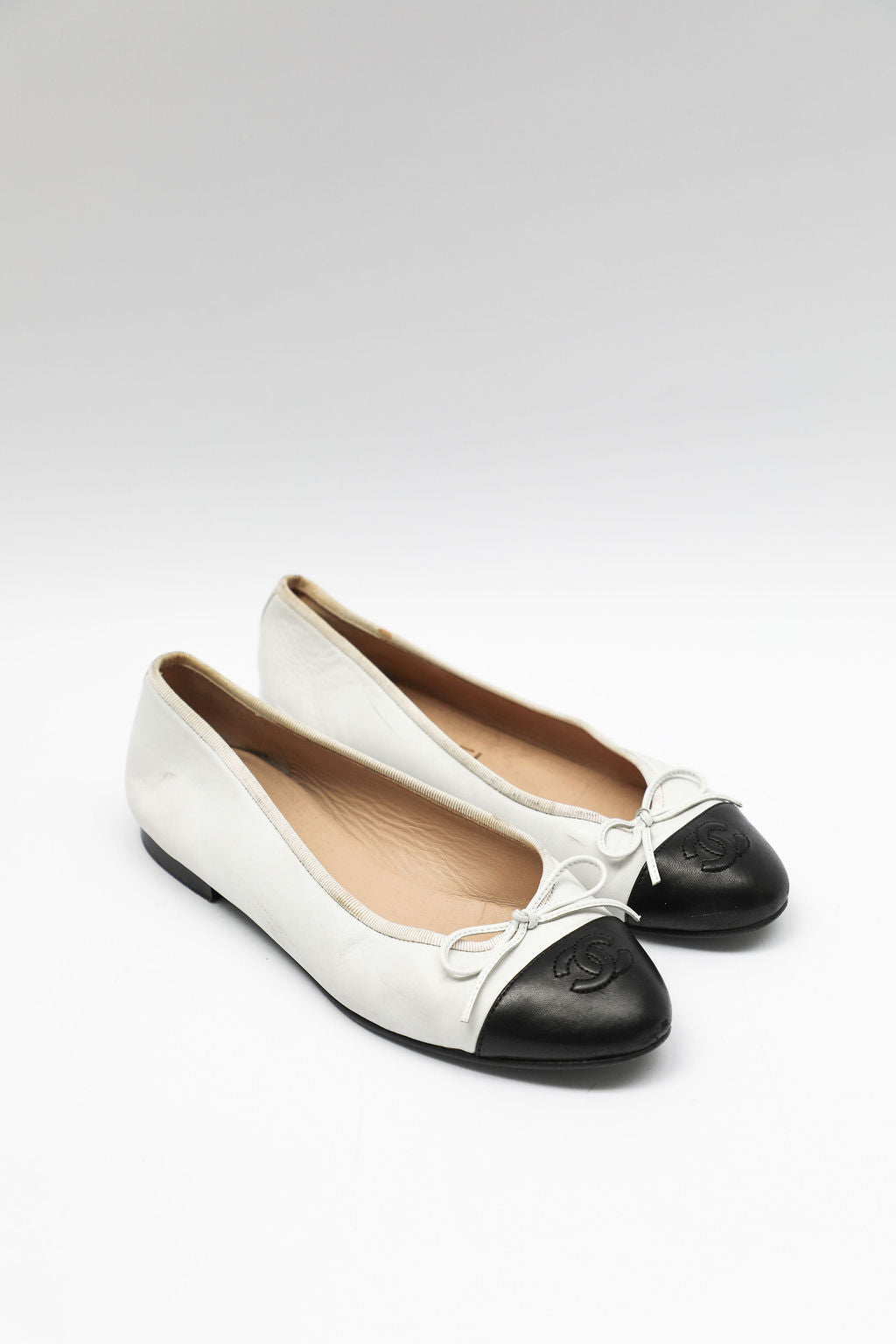 Chanel White Leather Ballet Flats (EU 37.5)
