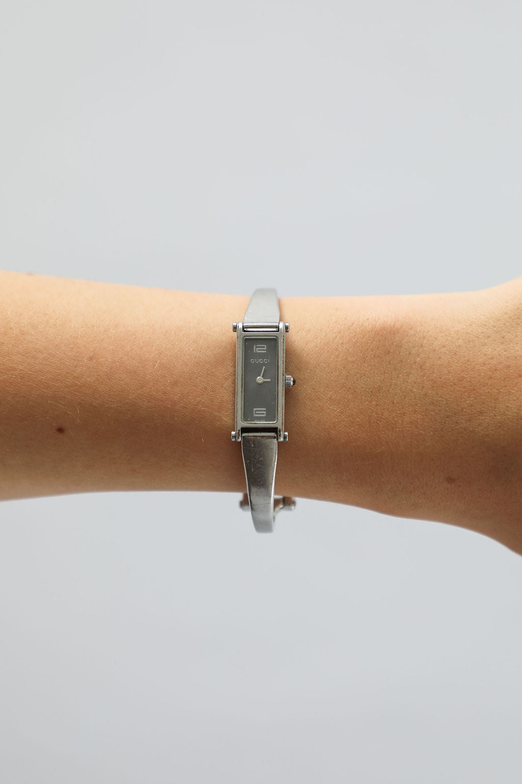 Gucci 1500L Bangle Watch - Silver Band & Silver Dial